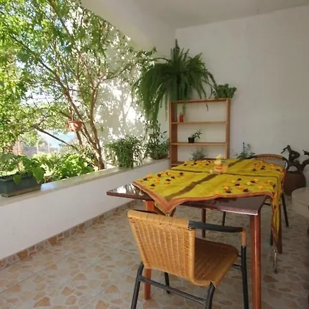 Zoki - Great Location Close To The Sea Apartment Vis
